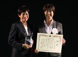画像: 涂は、涙を流しながら周囲に感謝の気持ちを述べた(写真左は涂、右は日本プロゴルフ殿堂 小林浩美副理事長)