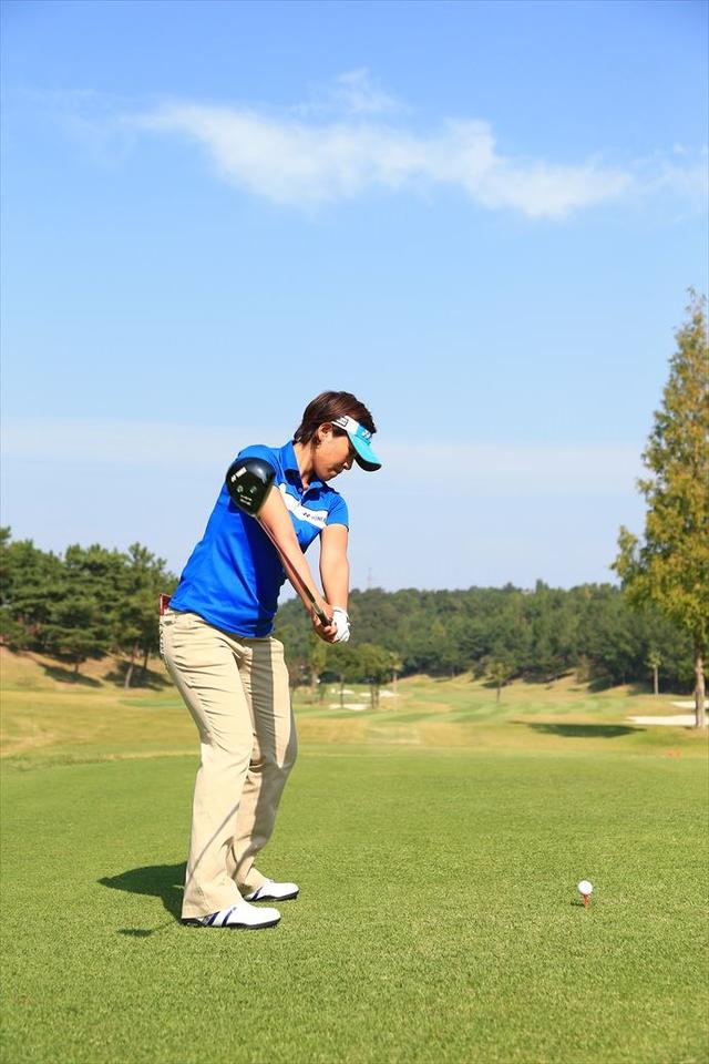 画像5: これは真似したい! 若林舞衣子の手打ちにならない“フォールダウン”【勝者のスウィング】