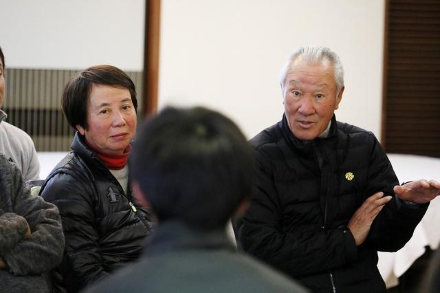 画像: ジュニアゴルファーの質問に答える青木と樋口