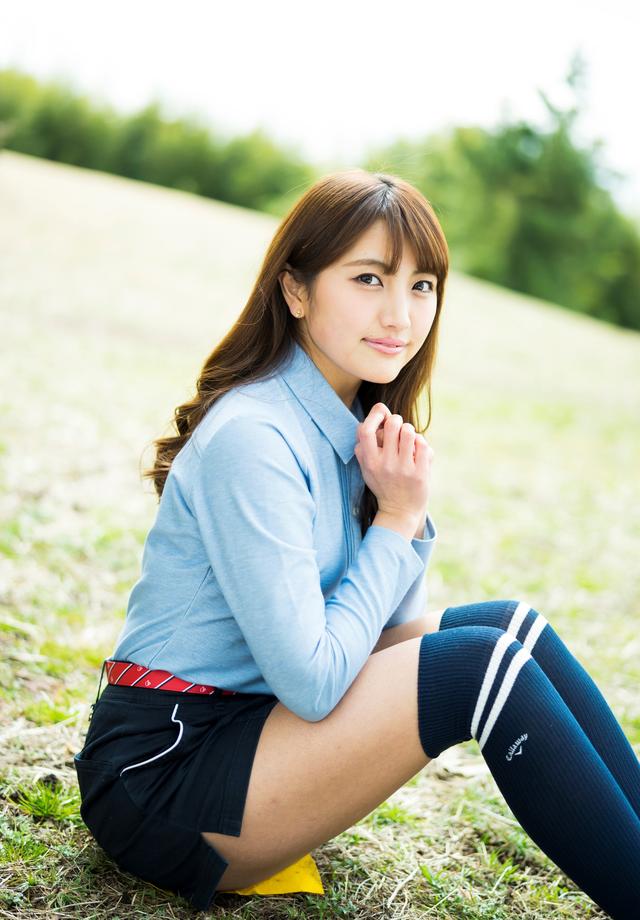 画像: スタイル抜群の奈々ちゃん。すらりと伸びた長い脚にドキッ!