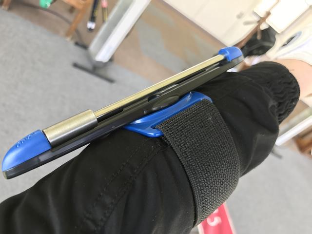 画像: トップではおもりが胸側に降りて“カチッ”