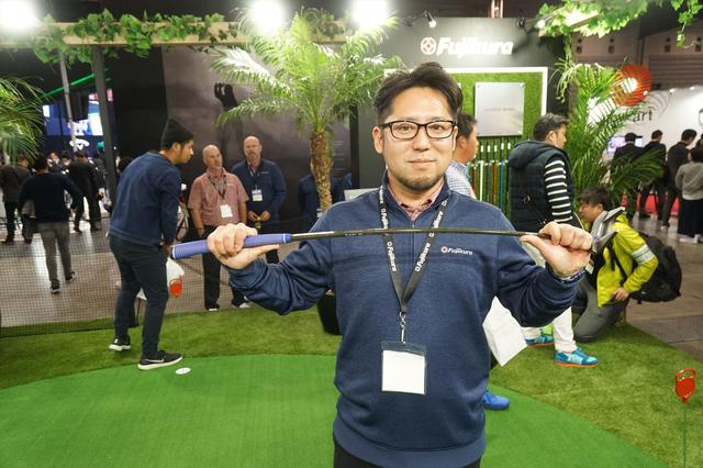 画像: パター用カーボンシャフトの説明をしてくれた藤倉ゴム工業広報担当の甲斐哲平さん