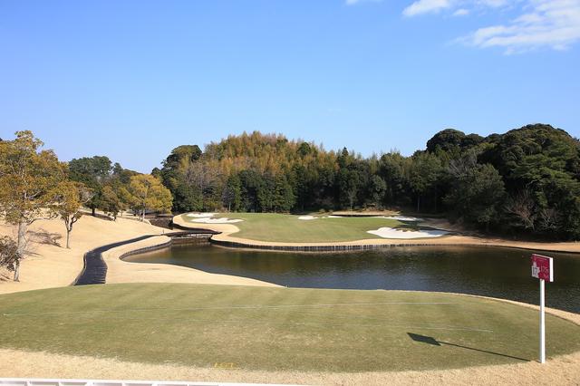 画像: 池に囲まれたパー3。風の計算が難しく、どう読むかが攻略のカギになる