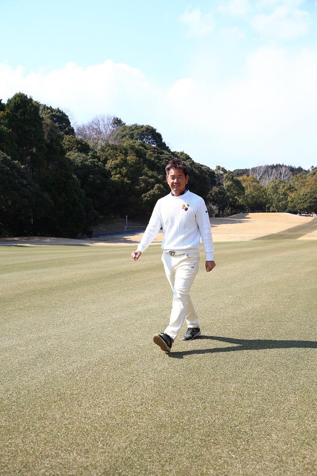 画像: 実際にコースを歩きながら状態をチェックする藤田プロ