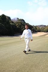 画像: 実際にコースを歩きながら状態をチェックする藤田プロ