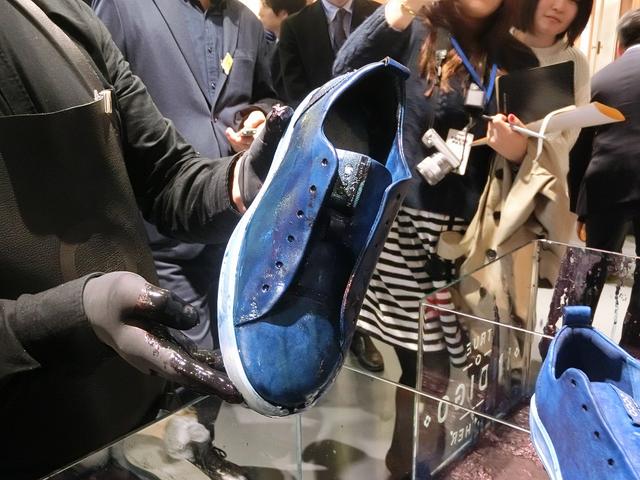 画像: 酸化させることによって藍色に染まっていく