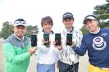 画像: 左からゴルフライター鈴木康介、クラブコーディネーター鹿又芳典さん、編集部中村修、南出仁寛プロ。カートに置いてあるタブレットに全員の状態が一覧表示されるのに加え、各人が持っている専用のスマホには自分の状態がリアルタイムで表示される