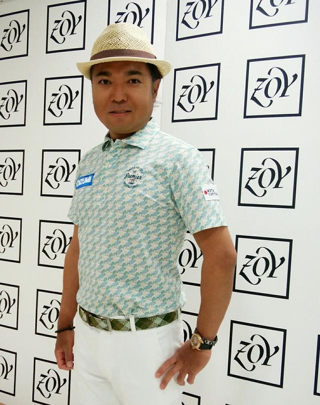 画像: 片山といえば比較的派手なウェアを好む印象だが、今回の装いはシックで大人っぽい