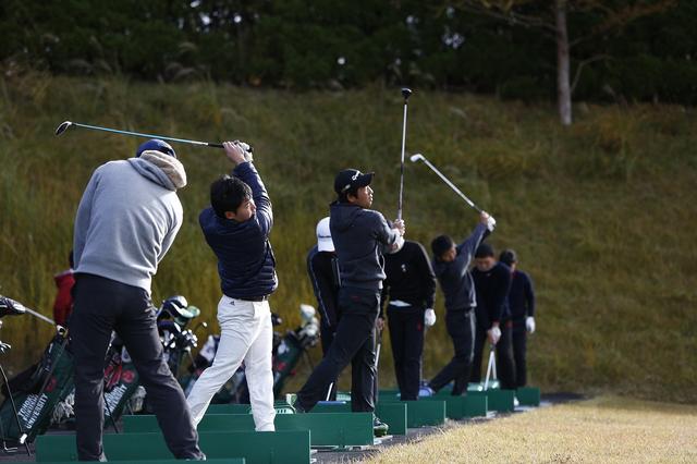 画像: 打撃練習を行う東北福祉大ゴルフ部の部員たち