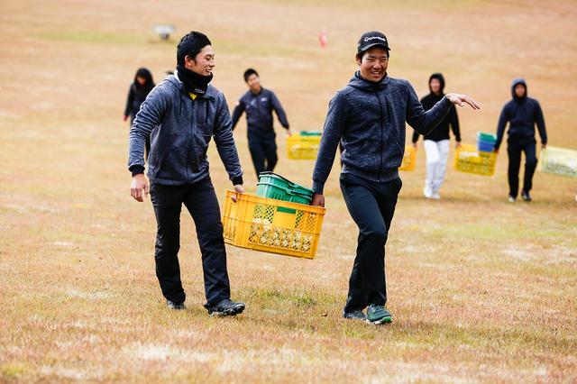 画像: 提携コースでのボール拾いは1年から4年まで全員