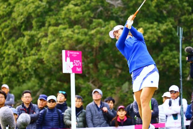画像: 最終18番、渡邉彩香は完璧なショットでフェアウェイをキープ
