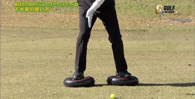 画像: 右の股関節の内側に体重が乗っているのを確認