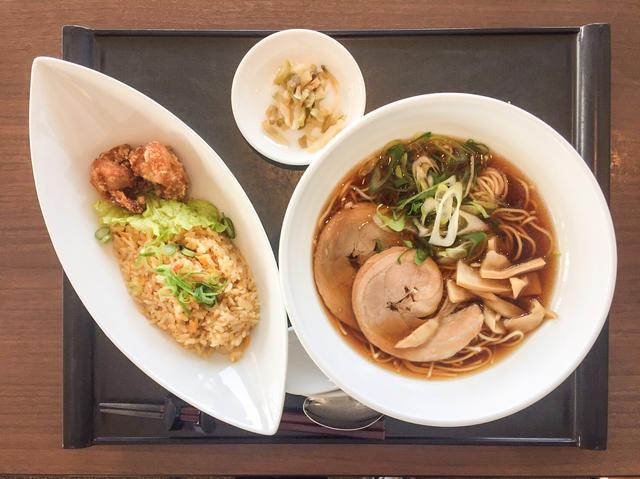 画像: 九条ねぎの醤油ラーメンセット(小チャーハン・鶏の唐揚げ・ザーサイ付) 1680円