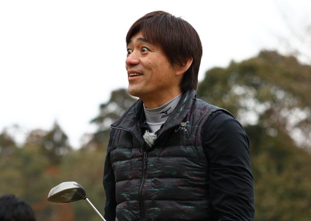 画像: 20年前のドライバーを打った感触に驚きを隠せない華丸さん
