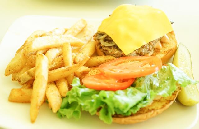 画像: パティからは旨みたっぷりの肉汁が溢れだす