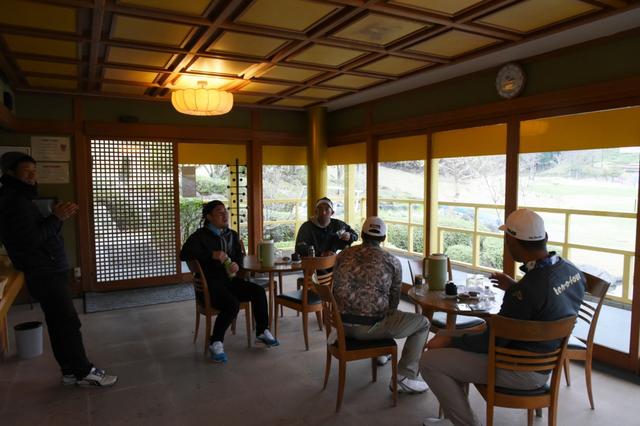 画像: 金閣寺、ならぬ碧層庵内部。入ってしまえば中は普通の茶店