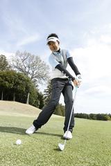 画像: ボールから30センチくらい先までがインパクトのつもりで、ソールを滑らせるイメージで打とう