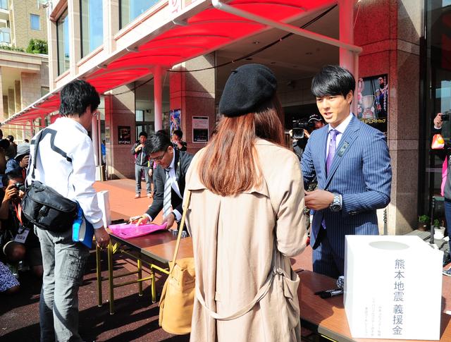 画像: 同じ週に開催された男子開幕戦で、ケガで欠場の石川遼がチャリティサイン会に参加