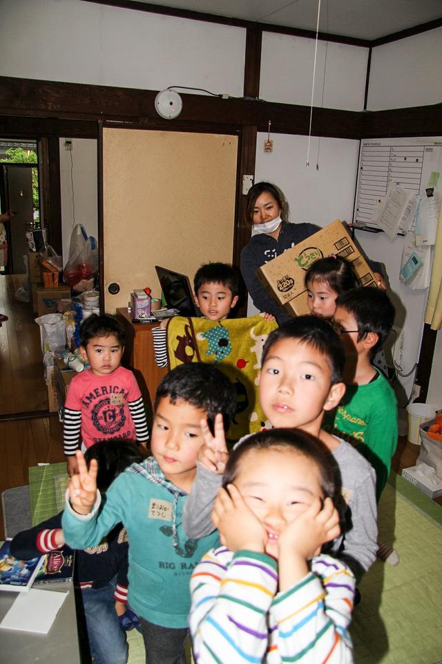 画像: 要請に応じて地元の保育園や老人ホームなどに支援物資を届ける青山。この日は、日用品以外に届いたゼリーに笑顔の園児たち