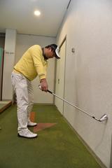 画像: 壁から離さず上げる
