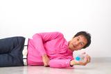 画像: ペットボトルを持たないほうの手のこぶしを脇にはさむ