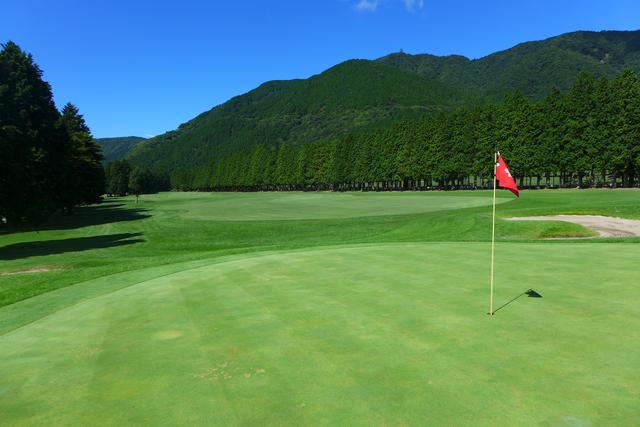 画像: 箱根に広がる18ホール。関東屈指の歴史を誇るパブリックコースだ