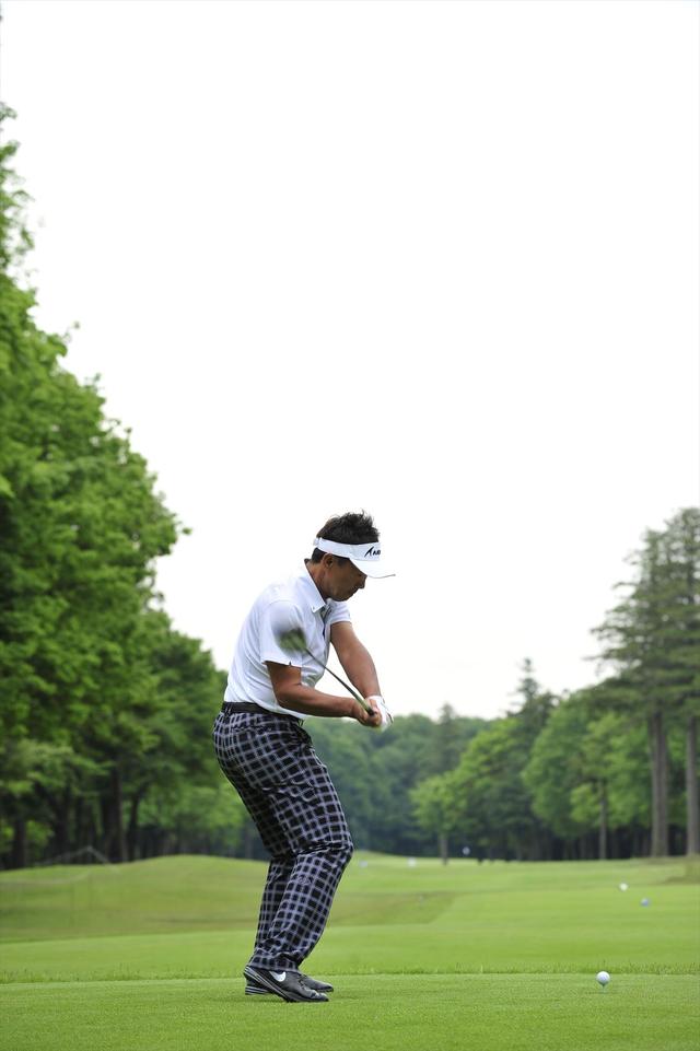 画像10: クラブを振る面が見える!? 久保谷健一のオンプレーンスウィング【勝者のスウィング】