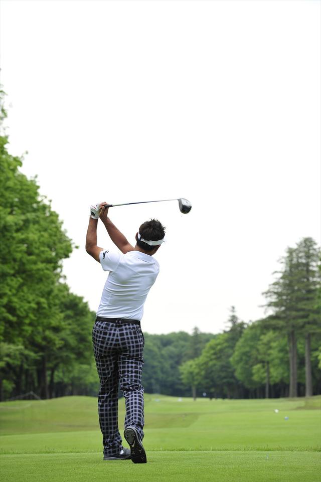 画像13: クラブを振る面が見える!? 久保谷健一のオンプレーンスウィング【勝者のスウィング】
