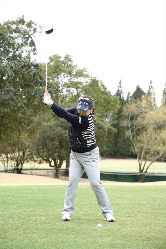 画像7: 吉田弓美子のコック少なめ“タメない高弾道”を見習おう【勝者のスウィング】