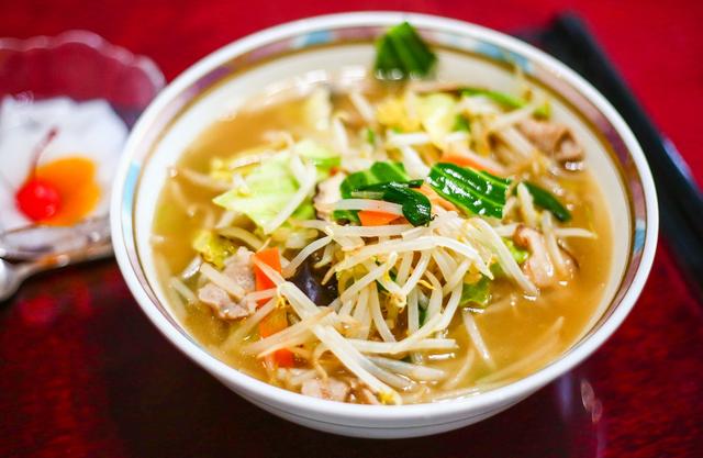 画像: これでもかと乗った色とりどりの野菜