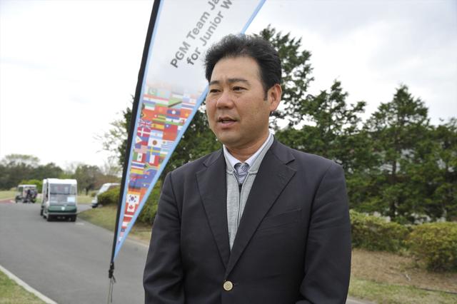 画像: プロコーチでもあり、この大会を主催するIJGAの代表理事の井上透