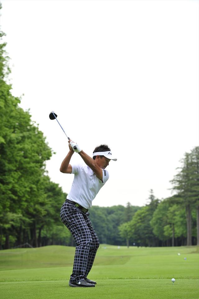 画像9: クラブを振る面が見える!? 久保谷健一のオンプレーンスウィング【勝者のスウィング】