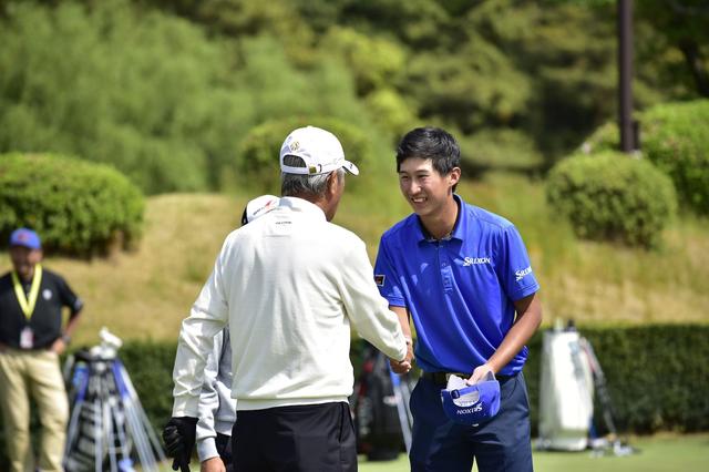 画像: 青木と星野の2人は熱い拍手を交わした