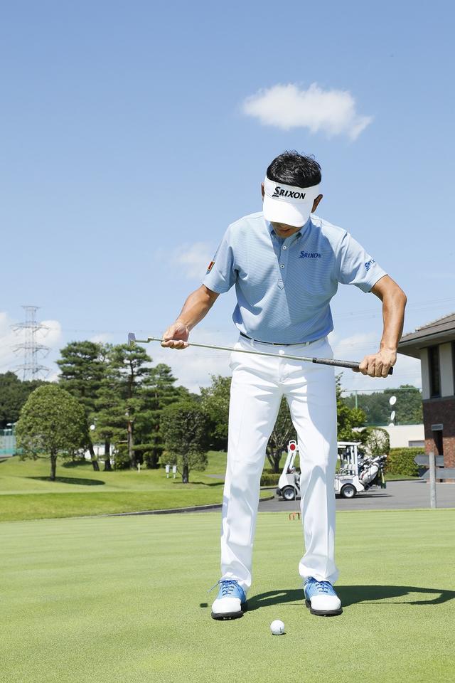 画像: 左肩を下げて打つとあまり転がらない