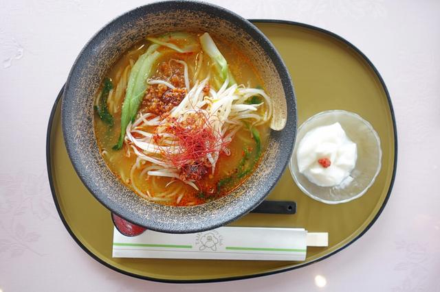 画像: 担担麺全景。濃厚担担麺と好対照をなす、サッパリ系の杏仁豆腐が嬉しい