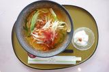 画像: 担担麺全景。濃厚担担麺と好対照をなす、サッパリ系の杏仁豆腐が嬉しい