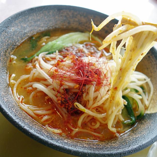 画像: 中太麺がスープと絡み合い、ひき肉の旨味をリフトする