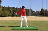 画像: シャフトが棒と平行になるようにバックスウィング