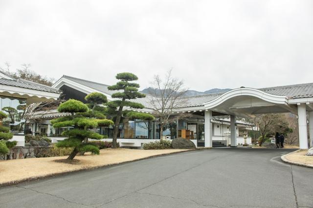 画像: 瓦屋根と白壁で和テイスト