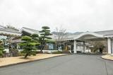 画像: 瓦屋根と白壁で和テイスト