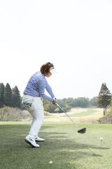画像6: 飛距離と安定感を生む、鈴木愛の「不動の右サイド」【勝者のスウィング】