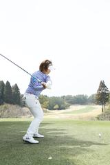 画像5: 飛距離と安定感を生む、鈴木愛の「不動の右サイド」【勝者のスウィング】