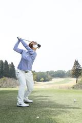 画像4: 飛距離と安定感を生む、鈴木愛の「不動の右サイド」【勝者のスウィング】