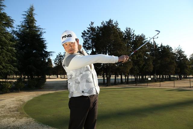 画像: フォローで右腕が伸びながら回旋