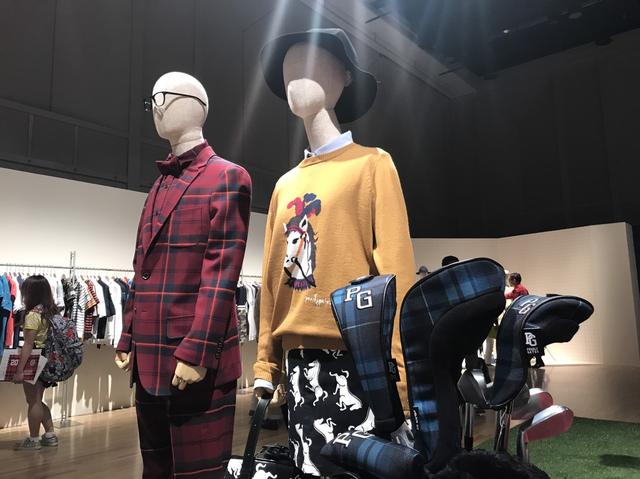 画像: 落ち着いた赤が大人っぽい
