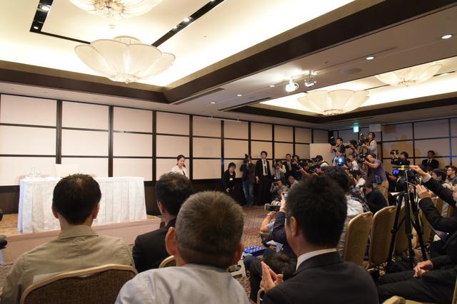 画像: 会見には300名を超える報道陣が詰めかけた