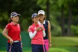 画像: 有村智恵(左)と原江里菜(右)、藍を慕う東北高校の後輩たちと