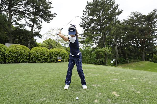 画像: ボールの真上に頭がある点に注目。頭が左に突っ込むと、体の回転が止まってしまう