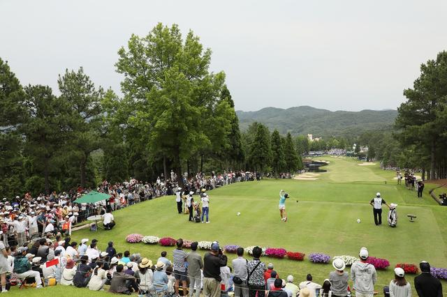 画像: 18番は藍のために集まった1万人近いギャラリーが取り囲んだ