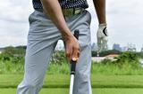 画像: 右手首の角度はぎりぎりまで保つ。体の正面で球をとらえる際に、右手の角度はつけておくことが必要だ
